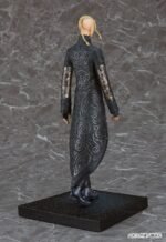 Vue 3/4 de dos en plan entier de la figurine de Ken Ryuguji de Tokyo Revengers en long manteau noir, sans accessoires.