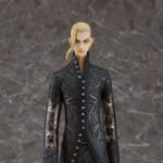 Vue de face en plan rapproché moyen de la figurine de Ken Ryuguji (Draken) de Tokyo Revengers en veste noire, sans accessoires.