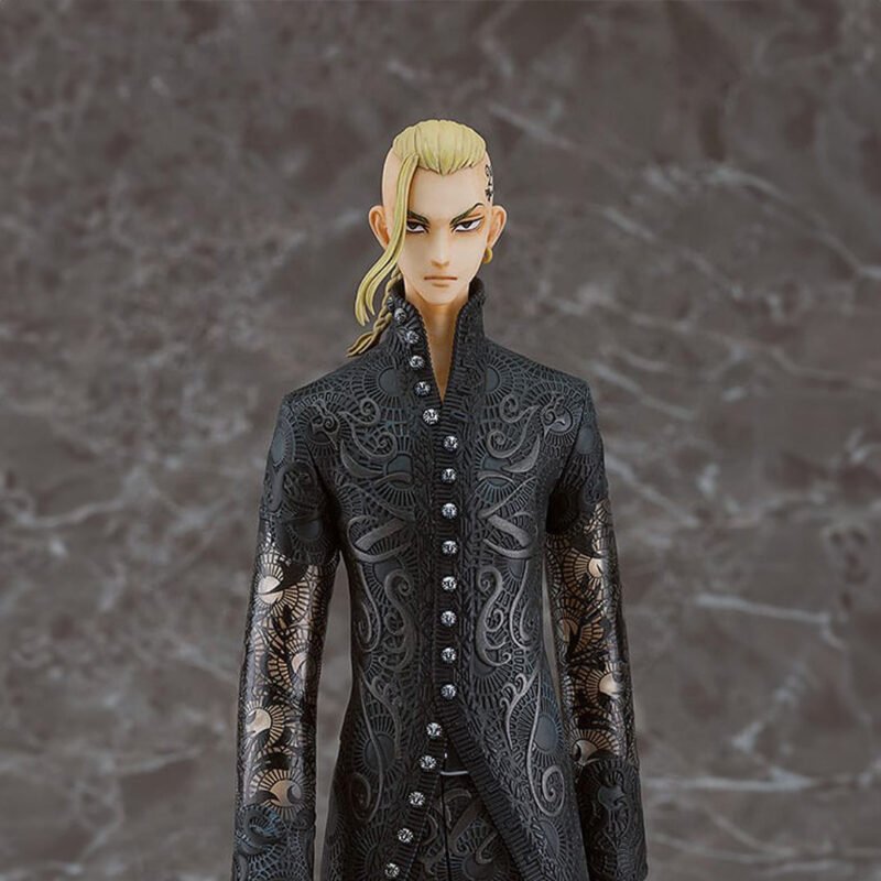 Vue de face en plan rapproché moyen de la figurine de Ken Ryuguji (Draken) de Tokyo Revengers en veste noire, sans accessoires.