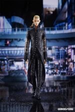 Vue de face en plan entier de la figurine de Ken Ryuguji (Draken) de Tokyo Revengers en long manteau noir, sans accessoires.