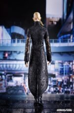 Vue de dos à mi-distance de la figurine de Ken Ryuguji (Draken) de Tokyo Revengers en manteau noir, avec motifs tourbillonnants.