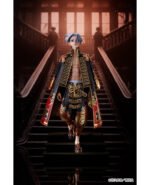 tokyo-revengers-figurine-manjiro-sano-volume-24-cover-illistration-ver_10 Vue de face à mi-distance de la figurine de Manjiro Sano de Tokyo Revengers en manteau rouge et noir, sans accessoires.