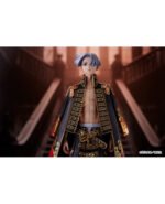 tokyo-revengers-figurine-manjiro-sano-volume-24-cover-illistration-ver_13 Vue 3/4 de face à mi-distance de la figurine de Manjiro Sano de Tokyo Revengers en bomber noir, tenant un skateboard, dans une boîte avec fenêtre en plastique transparent.