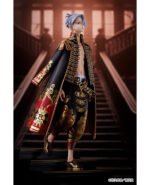 tokyo-revengers-figurine-manjiro-sano-volume-24-cover-illistration-ver_14 Vue 3/4 de face en plan entier de la figurine de Manjiro Sano de Tokyo Revengers en manteau noir et rouge, sans boîte.