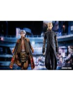 tokyo-revengers-figurine-manjiro-sano-volume-24-cover-illistration-ver_17 Vue 3/4 de face à mi-distance de la figurine de Manjiro Sano de Tokyo Revengers en manteau stylé, sans accessoires visibles.