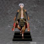 tokyo-revengers-figurine-manjiro-sano-volume-24-cover-illistration-ver_18 Vue de face légèrement en contre-plongée à mi-distance de la figurine de Manjiro Sano de Tokyo Revengers en manteau militaire orné, avec une ceinture détaillée.