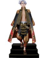 tokyo-revengers-figurine-manjiro-sano-volume-24-cover-illistration-ver_2 Vue de face en plan rapproché moyen de la figurine de Manjiro Sano (Mikey) de Tokyo Revengers en manteau noir, avec ceinture dorée.