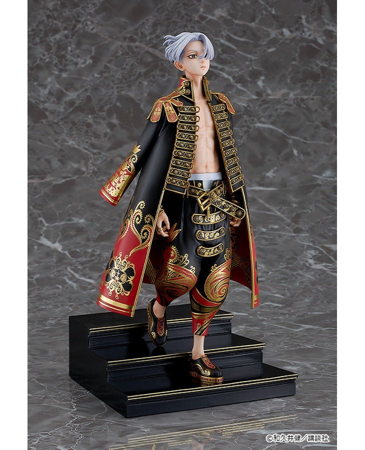 tokyo-revengers-figurine-manjiro-sano-volume-24-cover-illistration-ver_4 Vue 3/4 de face à mi-distance de la figurine de Manjiro Sano de Tokyo Revengers en manteau ouvert, avec une ceinture détaillée.