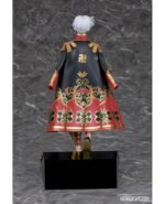 tokyo-revengers-figurine-manjiro-sano-volume-24-cover-illistration-ver_5 Vue de dos en plan corps entier de la figurine de Manjiro Sano de Tokyo Revengers en long manteau noir avec motifs dorés et rouges.