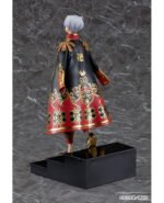 tokyo-revengers-figurine-manjiro-sano-volume-24-cover-illistration-ver_6 Vue de dos à mi-distance de la figurine de Manjiro Sano de Tokyo Revengers en manteau noir avec des accents rouges, sans accessoires.