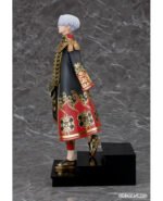 tokyo-revengers-figurine-manjiro-sano-volume-24-cover-illistration-ver_7 Vue de profil à mi-distance de la figurine de Manjiro Sano de Tokyo Revengers en manteau noir orné de motifs dorés et rouges.