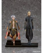 tokyo-revengers-figurine-manjiro-sano-volume-24-cover-illistration-ver_9 Vue de face en plan moyen des figurines de Manjiro Sano (Mikey) de Tokyo Revengers, l'une en manteau orné et l'autre en manteau noir.