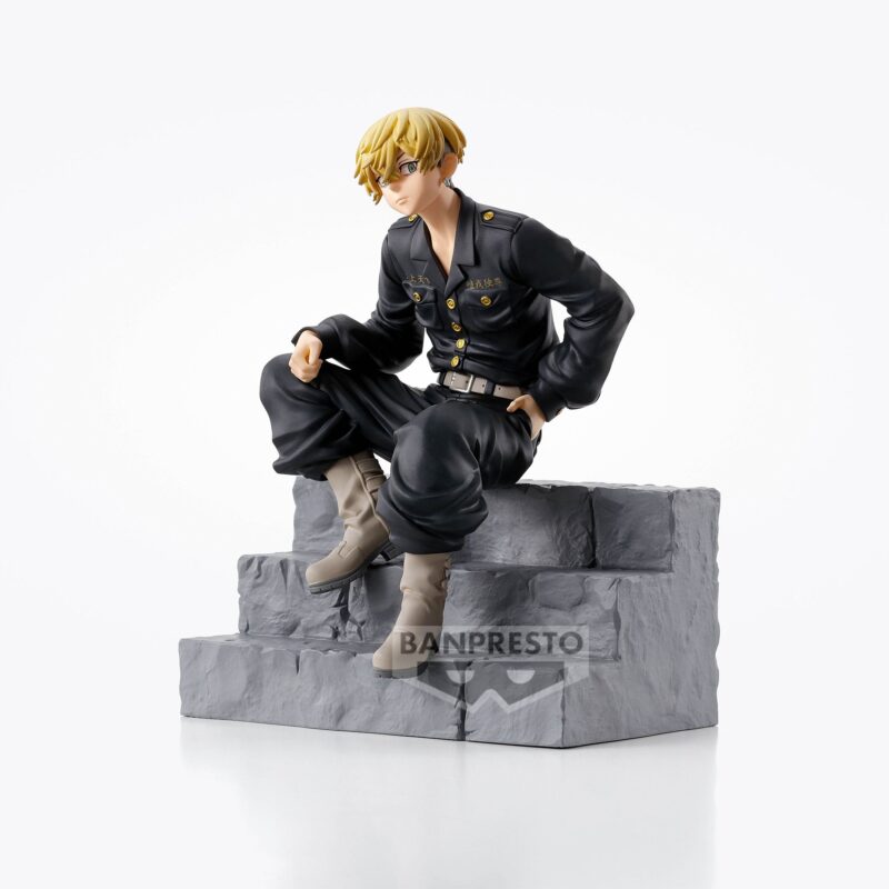 Vue 3/4 de face à mi-distance de la figurine de Matsuno Chifuyu de Tokyo Revengers en uniforme scolaire noir, sur une plateforme en pierre.