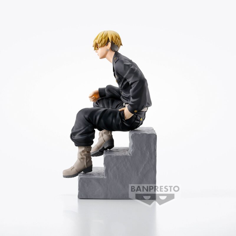 Vue de profil en plan rapproché moyen de la figurine de Ken "Draken" Ryuuguuji de Tokyo Revengers en veste noire, avec boucle d'oreille argentée.