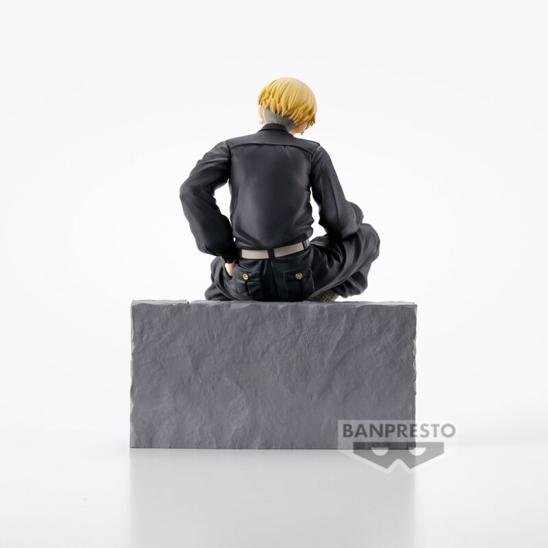 Vue de dos à mi-distance de la figurine de Matsuno Chifuyu de Tokyo Revengers en tenue noire, sans accessoires, sur une surface en pierre.