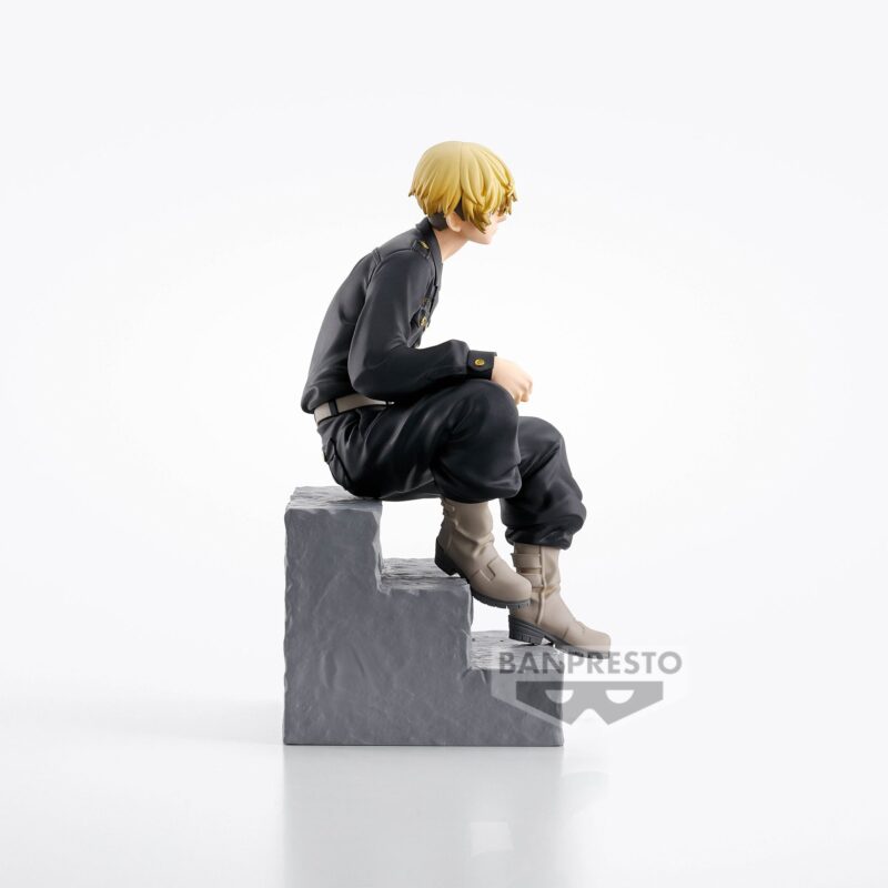Vue de côté à mi-distance de la figurine de Matsuno Chifuyu de Tokyo Revengers en combinaison sombre, assis sur un objet.
