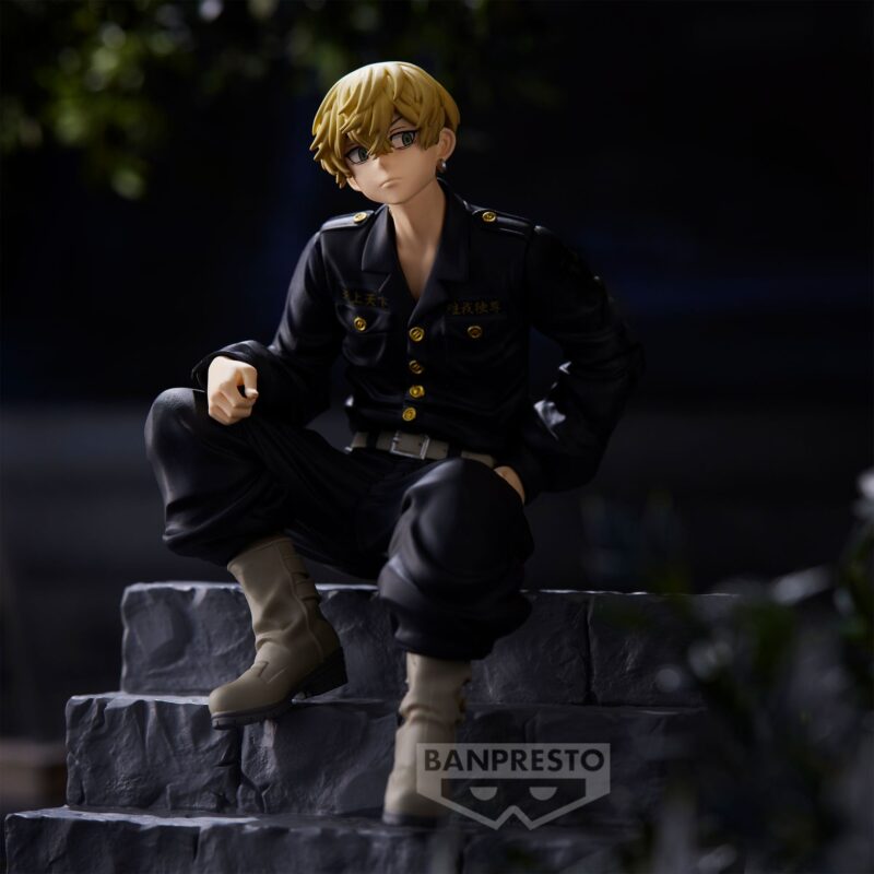 Vue 3/4 de face à mi-distance de la figurine de Chifuyu Matsuno de Tokyo Revengers en uniforme noir avec boutons dorés, assis sur des marches.
