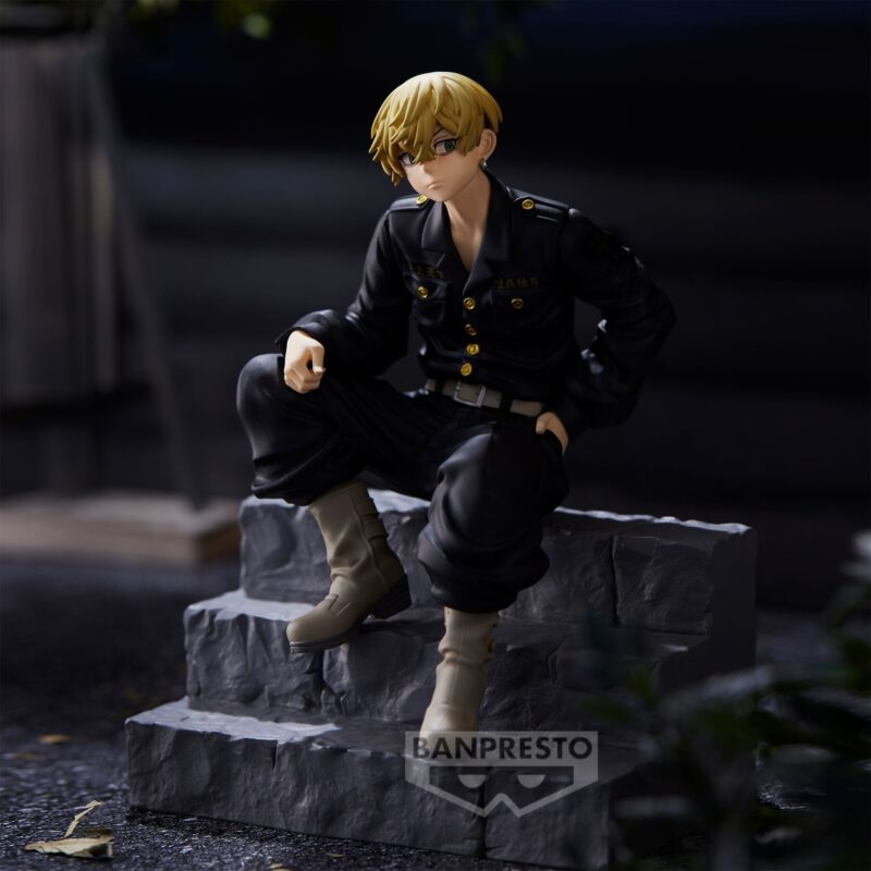 Vue 3/4 de face à mi-distance de la figurine de Matsuno Chifuyu de Tokyo Revengers en uniforme militaire noir, assis sur des marches.