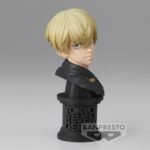 Vue 3/4 de face en plan rapproché moyen de la figurine de Chifuyu Matsuno de Tokyo Revengers en uniforme de gang, sans accessoires.