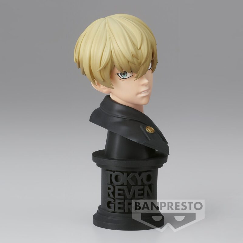 Vue 3/4 de face en plan rapproché moyen de la figurine de Chifuyu Matsuno de Tokyo Revengers en uniforme de gang, sans accessoires.