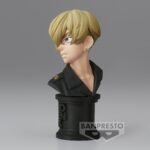 Vue 3/4 de face à mi-distance de la figurine de Chifuyu Matsuno de Tokyo Revengers en veste noire avec un bouton doré, portant une boucle d'oreille.