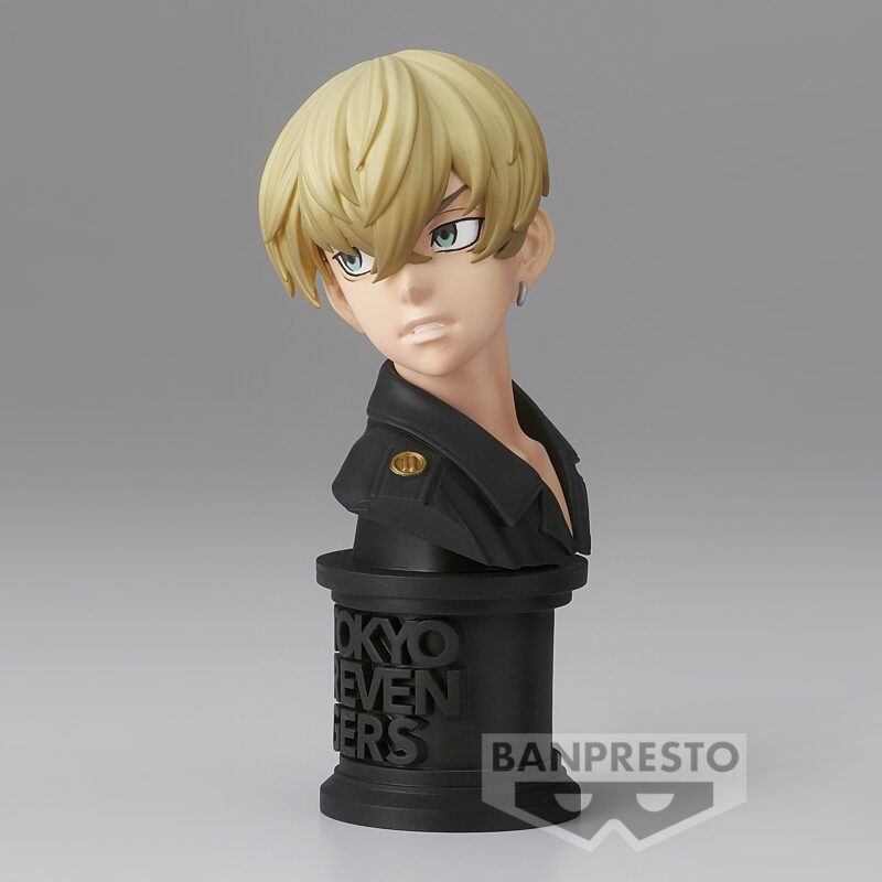 Vue 3/4 de face à mi-distance de la figurine de Chifuyu Matsuno de Tokyo Revengers en veste noire, sans accessoires.