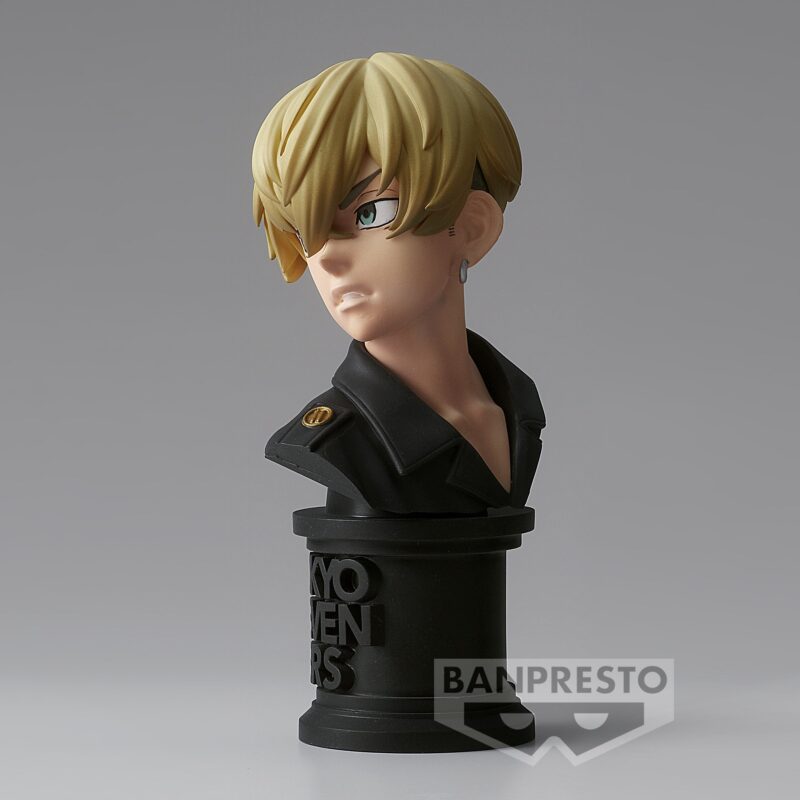 Vue 3/4 de face à mi-distance de la figurine de Chifuyu Matsuno de Tokyo Revengers en veste noire, avec un anneau à l'oreille.