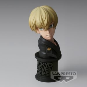 Vue 3/4 de face à mi-distance de la figurine de Chifuyu Matsuno de Tokyo Revengers en veste noire, sans accessoires.