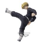 Vue 3/4 de face à mi-distance de la figurine de Chifuyu Matsuno de Tokyo Revengers en tenue noire, en pose dynamique de coup de pied.