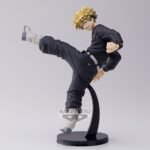Vue 3/4 de face à mi-distance de la figurine de Chifuyu Matsuno de Tokyo Revengers en tenue noire, en posture dynamique.