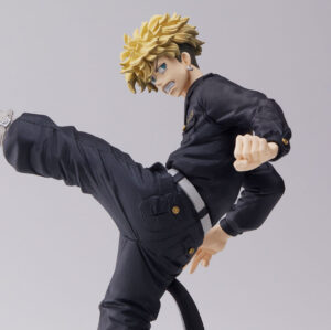 Vue 3/4 de face à mi-distance de la figurine de Chifuyu Matsuno de Tokyo Revengers en tenue noire, sans accessoires.