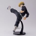 Vue 3/4 de face à mi-distance de la figurine de Chifuyu Matsuno de Tokyo Revengers en tenue noire, en posture dynamique.
