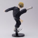 Vue 3/4 de dos à mi-distance de la figurine de Chifuyu Matsuno de Tokyo Revengers en uniforme noir, en posture dynamique de coup de pied.