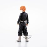 Vue 3/4 arrière à mi-distance de la figurine de Nahoya Kawata de Tokyo Revengers en tenue noire, sans accessoires.