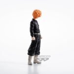 Vue 3/4 de dos à mi-distance de la figurine de Nahoya Kawata de Tokyo Revengers en uniforme noir, sans accessoires.