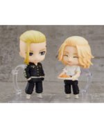 Vue de face en plan rapproché de la figurine de Ken Ryuguji (Draken) de Tokyo Revengers en tenue noire, avec un autre personnage tenant une assiette de nourriture.