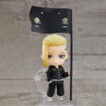 Vue 3/4 de face à mi-distance de la figurine Nendoroid de Ken "Draken" Ryuguji de Tokyo Revengers en uniforme noir et or, tenant un drapeau "Tokyo Gang".