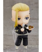 Vue 3/4 de face en plan entier de la figurine Nendoroid de Draken (Ken Ryuguji) de Tokyo Revengers en uniforme noir, tenant une assiette et une cuillère.
