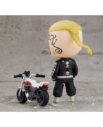 Vue 3/4 arrière à mi-distance de la figurine Nendoroid de Ken Ryuguji (Draken) de Tokyo Revengers en uniforme noir, avec moto à ses côtés.