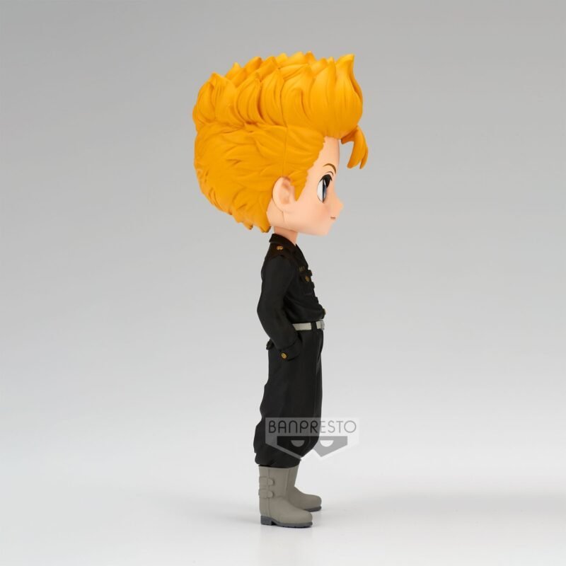 Vue de profil à mi-distance de la figurine Nendoroid de Takemichi Hanagaki de Tokyo Revengers en tenue noire, cheveux orange.