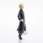Vue de profil à mi-distance de la figurine de Rindo Haitani de Tokyo Revengers en manteau noir avec détails blancs, portant des lunettes.