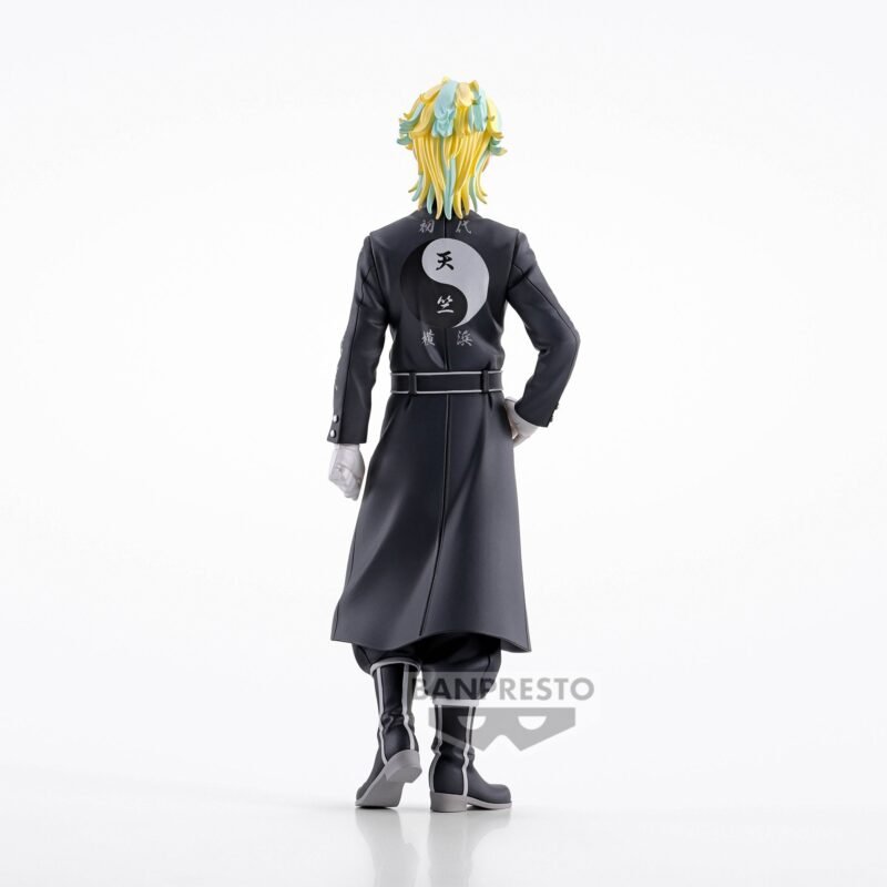 Vue 3/4 de dos à mi-distance de la figurine de Rindo Haitani de Tokyo Revengers en manteau noir avec symboles.