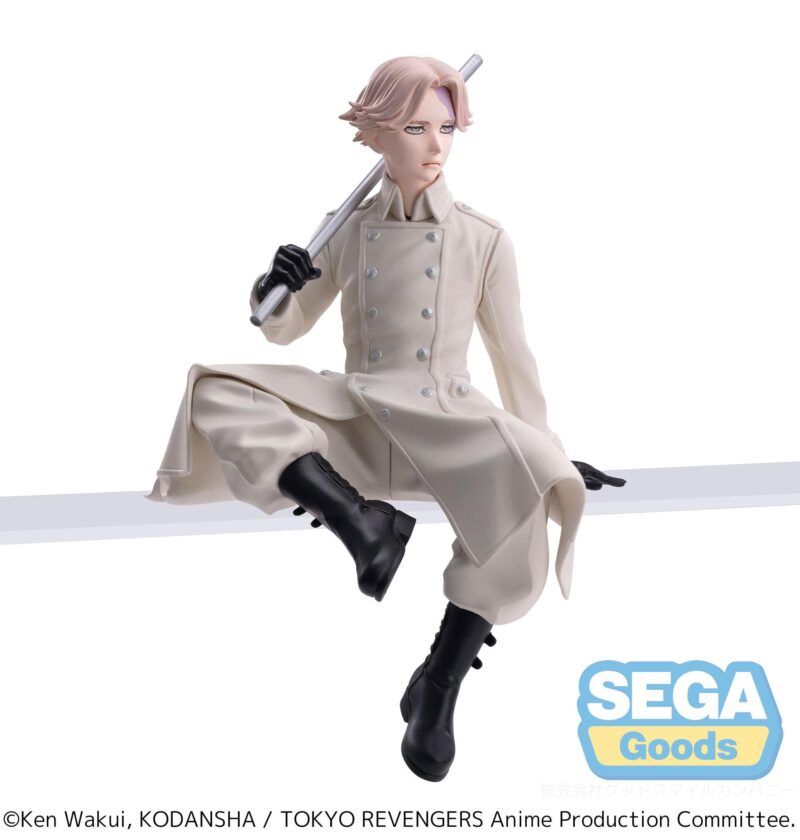 Vue 3/4 de face à mi-distance de la figurine de Seishu Inui de Tokyo Revengers en manteau blanc, tenant un bâton sur l'épaule.