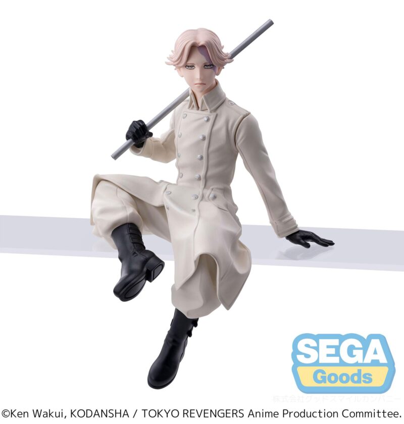 Vue 3/4 de face à mi-distance de la figurine de Seishu Inui de Tokyo Revengers en manteau blanc, tenant une perche.