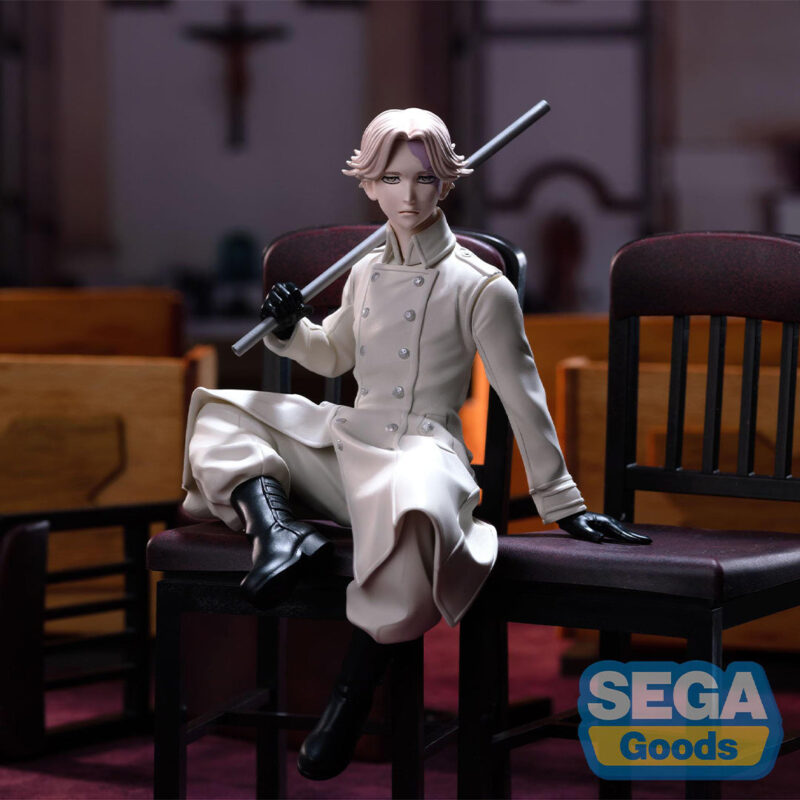 Vue 3/4 de face à mi-distance de la figurine de Seishu Inui de Tokyo Revengers en manteau blanc, tenant un bâton sur l'épaule.