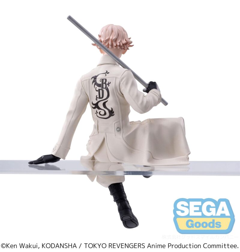 Vue 3/4 arrière à mi-distance de la figurine de Seishu Inui de Tokyo Revengers en manteau crème, tenant une tige métallique.