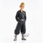 Vue 3/4 de face en plan complet de la figurine de Tetta Kisaki de Tokyo Revengers en chemise militaire noire, sans boîte.