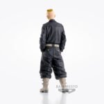 Vue 3/4 de dos à mi-distance de la figurine de Yasuhiro Muto de Tokyo Revengers en veste noire, sans accessoires, logo Banpresto visible.